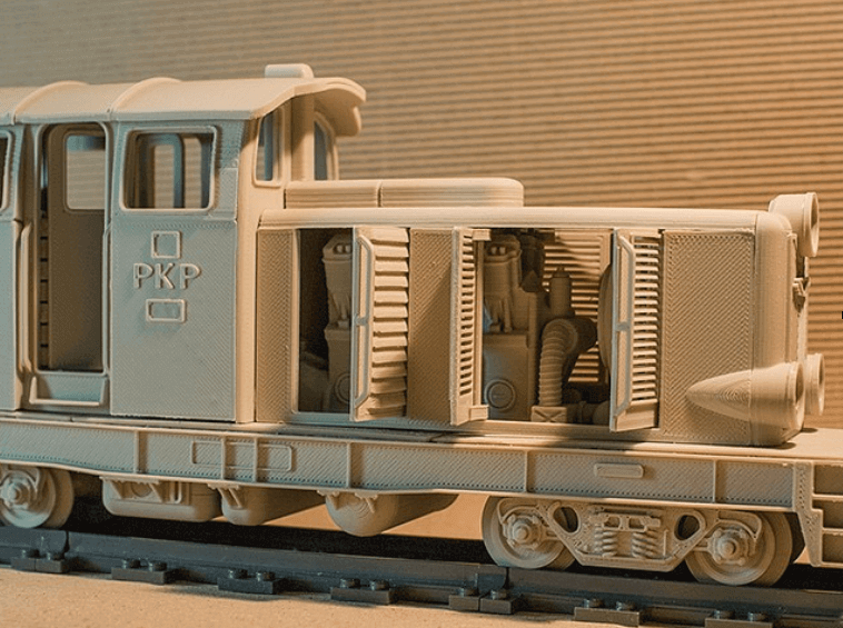 A locomotive model made of plastic, compatible with standard LEGO tracks (image: ToyFabb