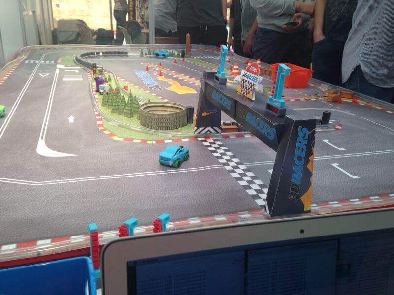 The cars interact with the racetrack via Bluetooth (image: 3D Racers/MakerFaire)