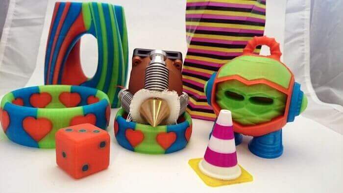 The diamond nozzle and some multicolor 3d prints that were done with its help (source: kickstarter)