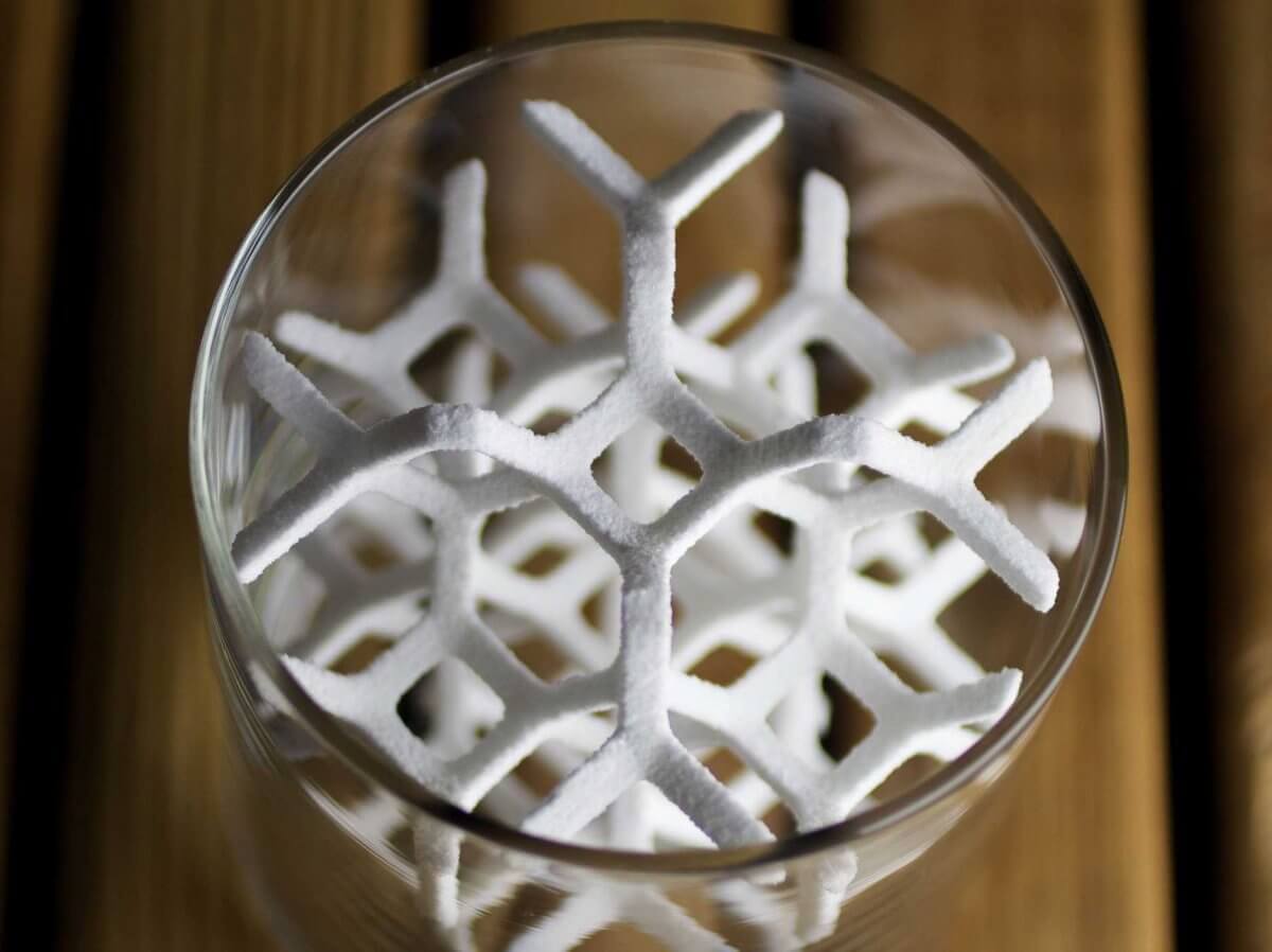 A filigrane sugar 3D print in a glas (source: 3D systems)