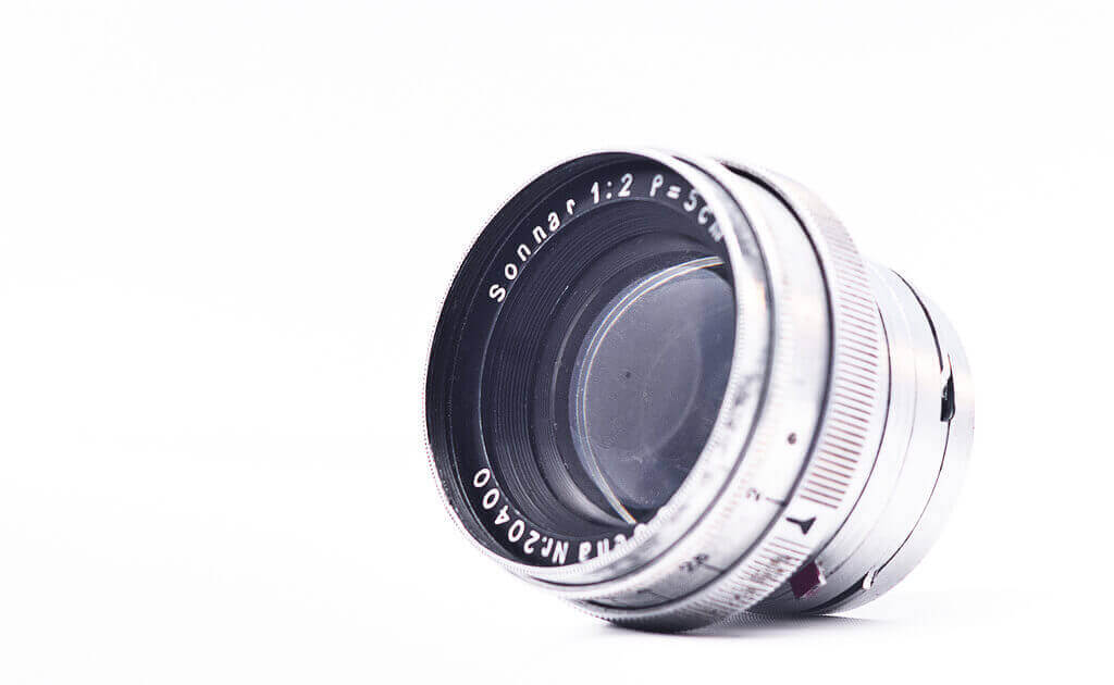 A vintage Carl Zeiss Lens. (source: Flickr, CC-BY-SA)