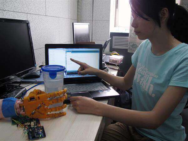 The thermo-sensitive prosthetic- the first prosthetic that drops things on purpose