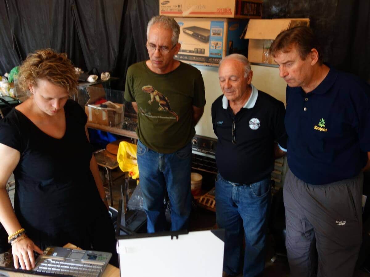 Juliane Hinz demonstrates a 3D scanner to colleagues in Brazil (source: brasilienexkursion.wordpress.com)