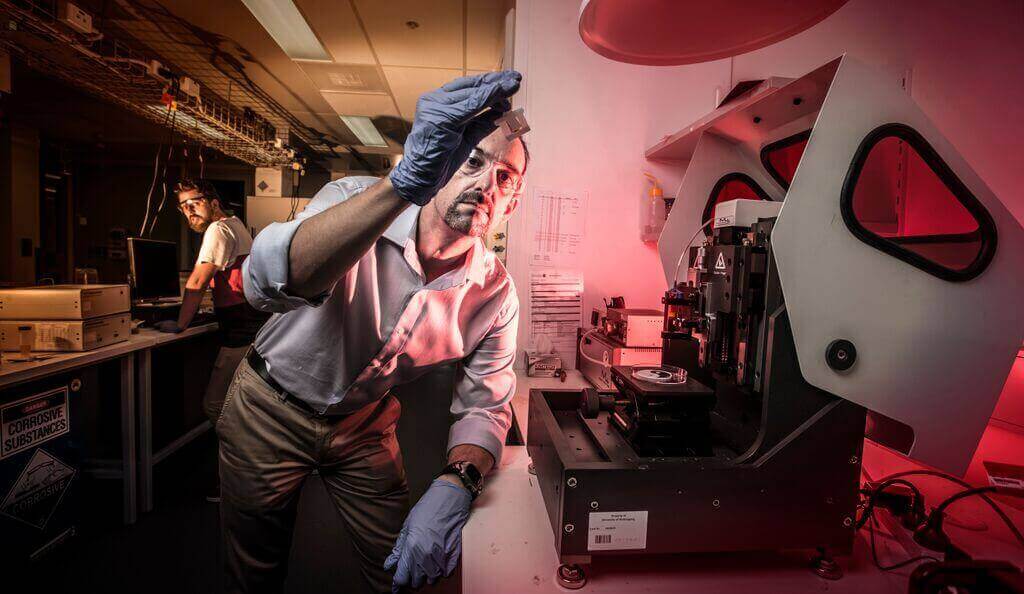 Professor Marc in het Panhuis with the 4D printed water valve