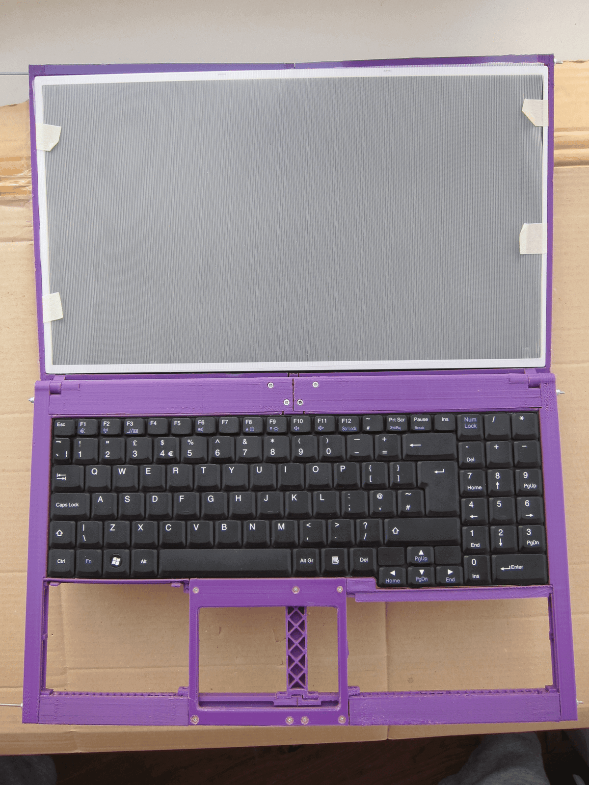 The 3D printed laptop case during it‘s assembly (image: Rhombus-Tech.net)
