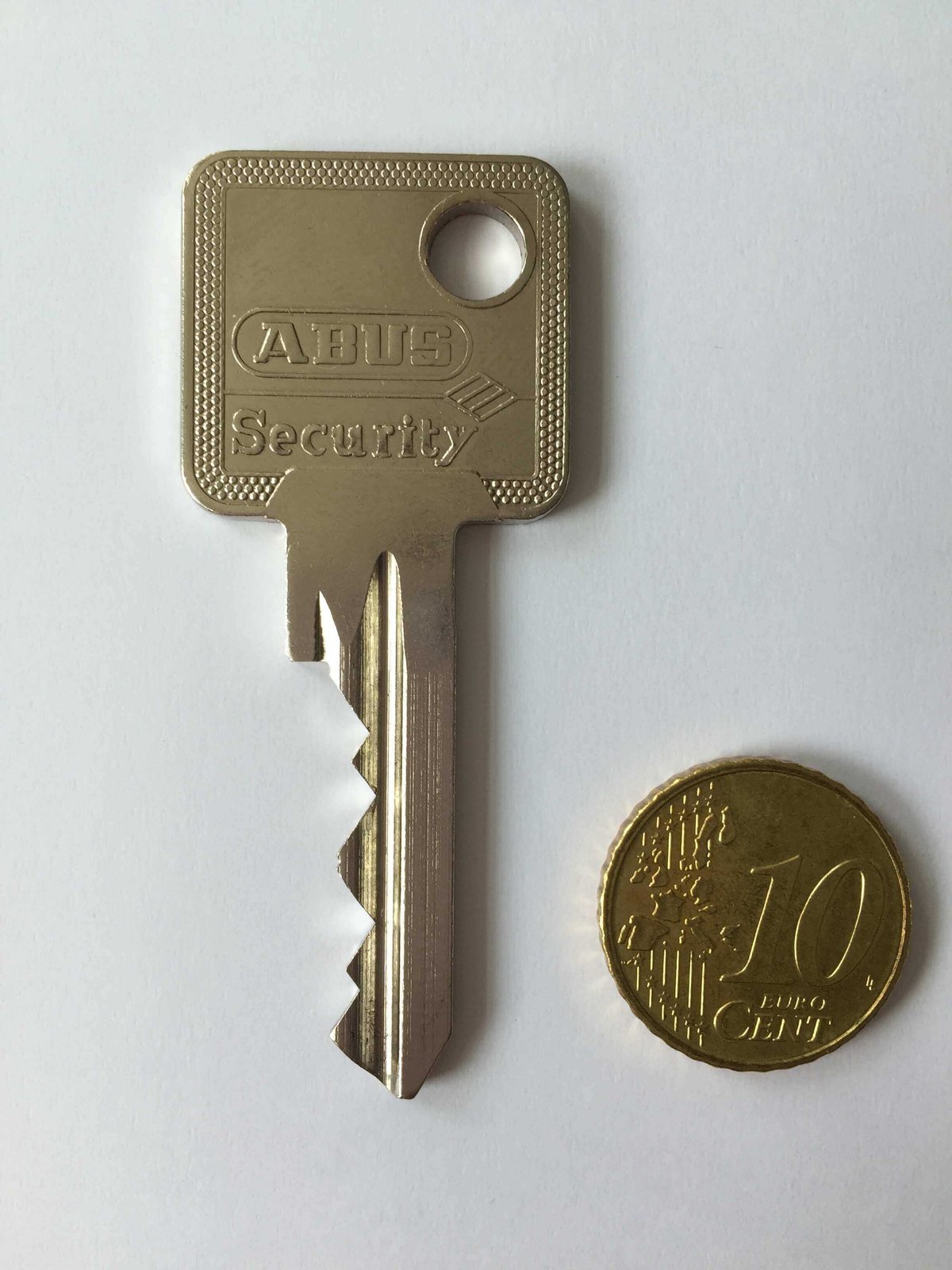 We shot a photo of the key with a regular smartphone camera. The coin was used for size comparison (image: All3DP)