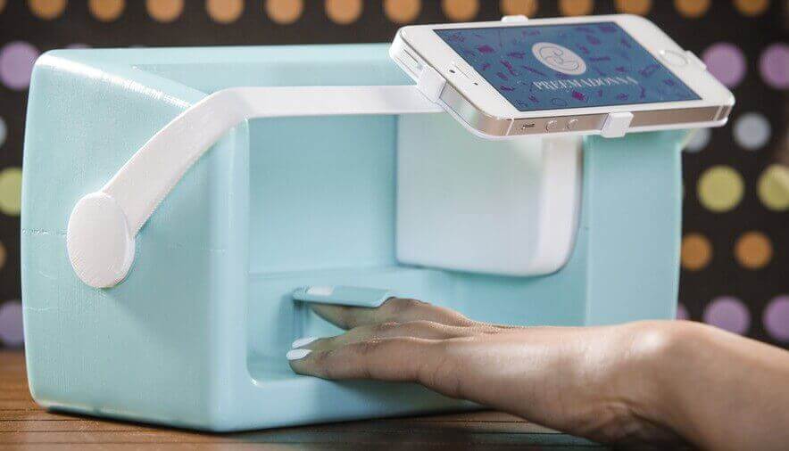 That’s easy: Place your smartphone, pick your motive and let the Nailbot print in just 5 seconds. (image: Preemadonna)