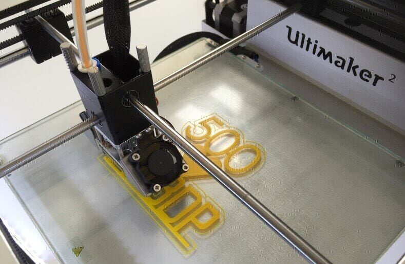 Watch your printer put down the first few layers – if there is a problem, better cancel printing, correct the problem and start anew (image: All3DP).