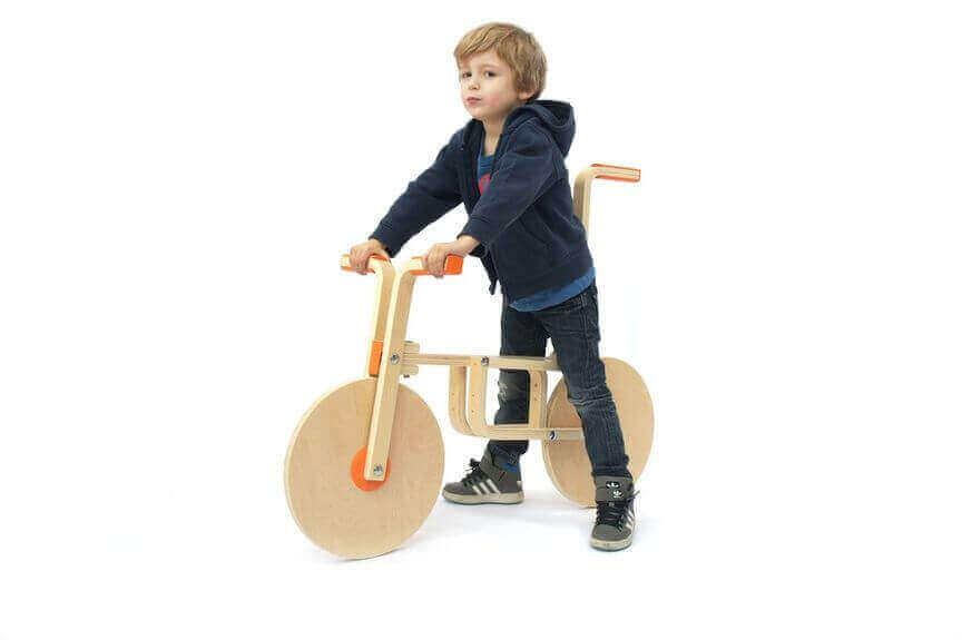 A few 3D printed parts and two FROSTA stools can turn into a wooden „draisine“ for your kids (source: Ikeahackers)