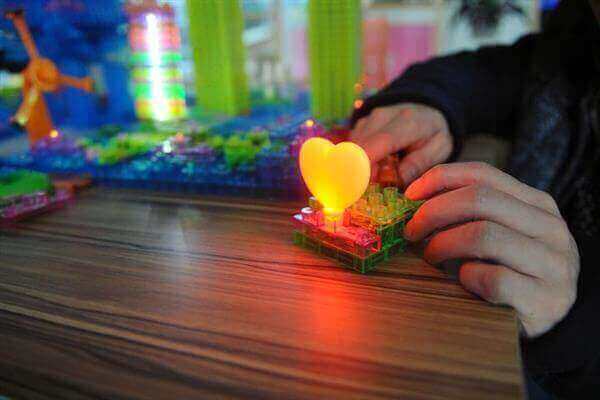 entrepreneur-debuts-fantastic-3d-printed-educational-building-block-set-lights-1