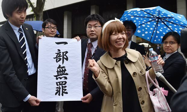 Igarashi and her lawyers with a sign reading "a part is not guilty." (Image: Kazuhiro Nogi)