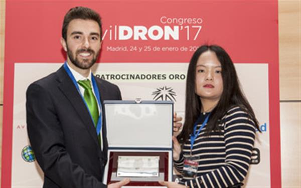 L'équipe d’UrbanBees recevant son prix au CivilDRON 2017