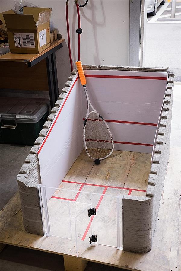 Un terrain de squash miniature imprimé en 3D grâce au nouveau matériau à base de cendres volantes