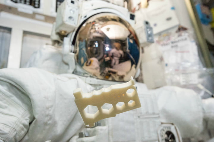 Un astronaute tenant un outil imprimé en 3D