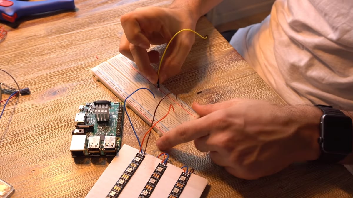 Mattias Jähnke building his binary clock