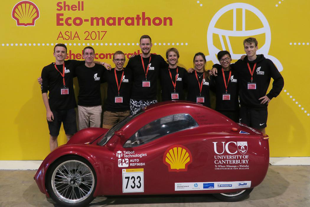 El equipo EnduroKiwis con su galardonado vehículo en la Eco-maratón Shell de 2017