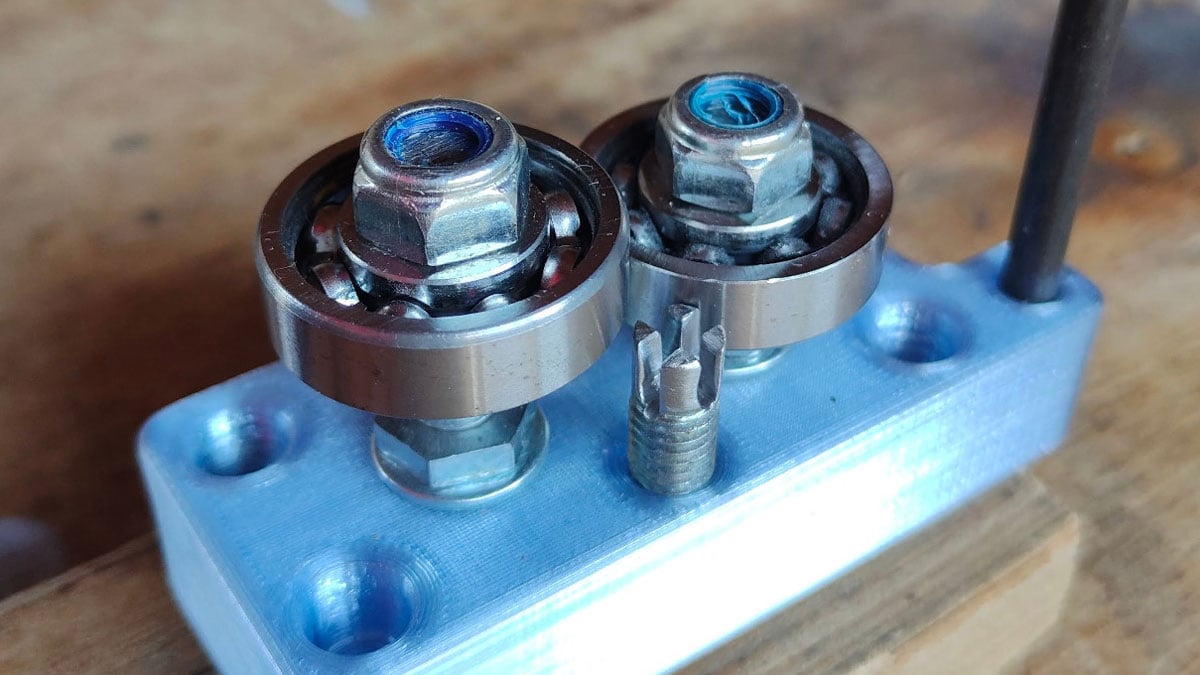 Two bearings with sharpened edges to cut PET plastic