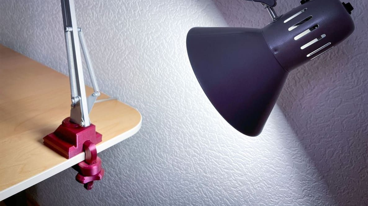 Imagem de destaque Com este suporte mantenha a luminária de mesa exatamente onde você quer