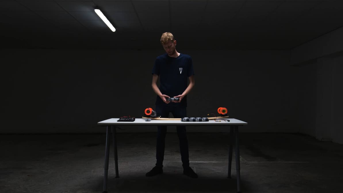 Featured image of 3D Hubs Intern Creates 3D Printed Electric Skateboard to Ease His Daily Commute