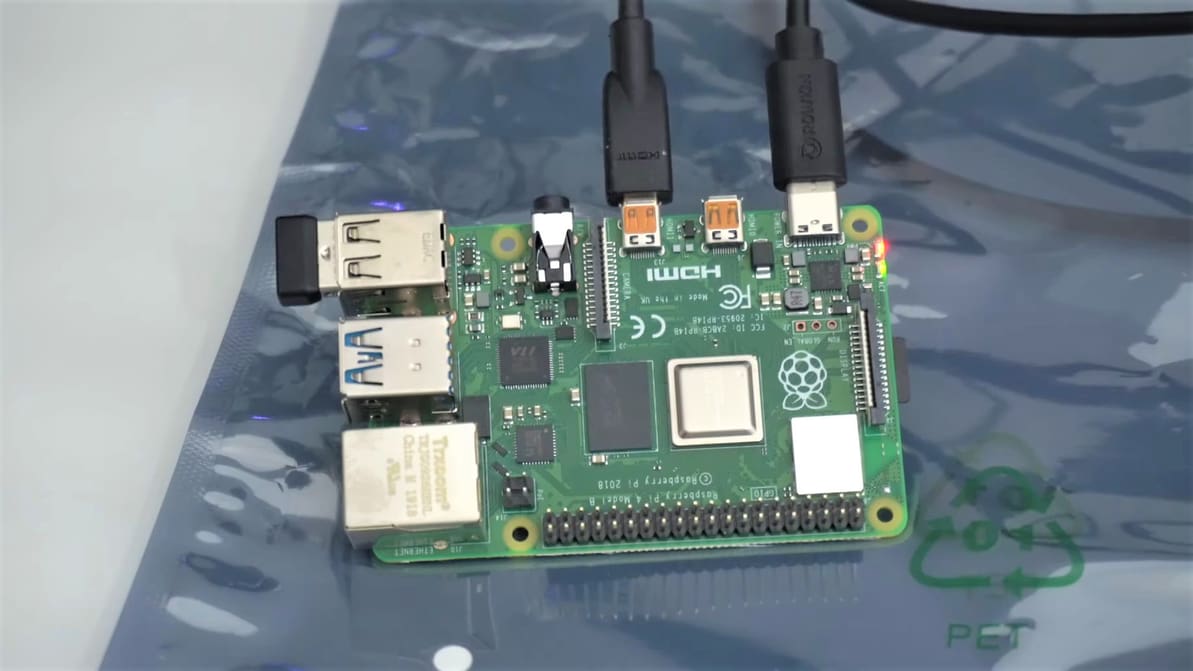Featured image of NOOBS vs Raspbian: The Differences