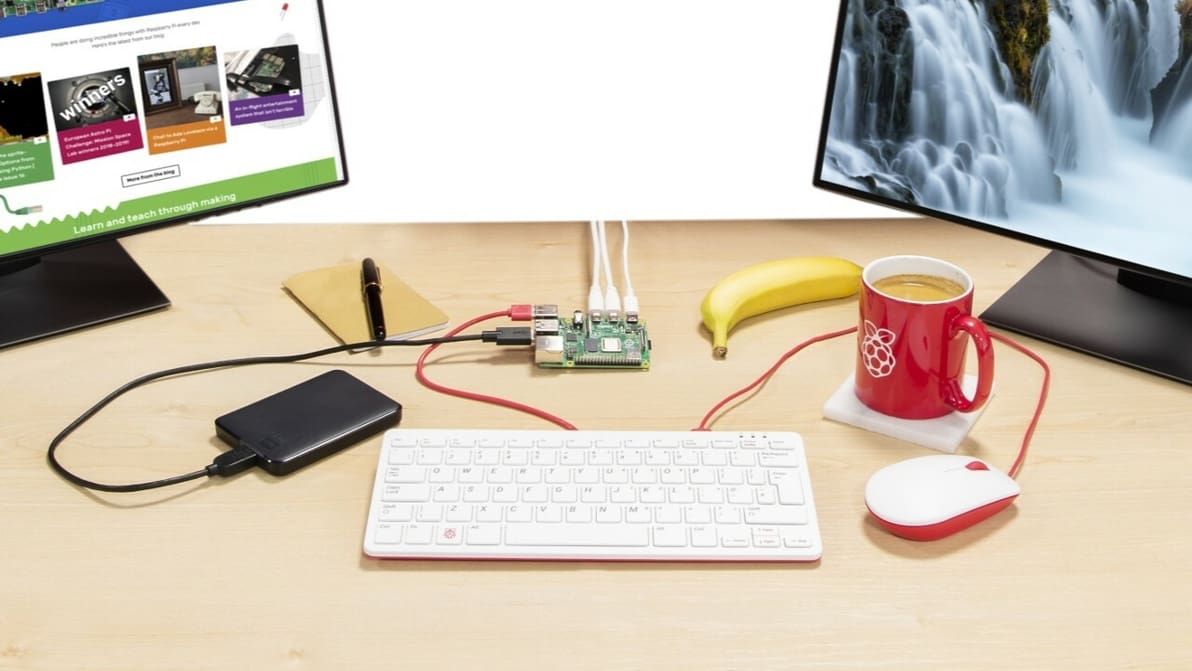 Featured image of Raspberry Pi 400 vs Raspberry Pi 4: The Differences