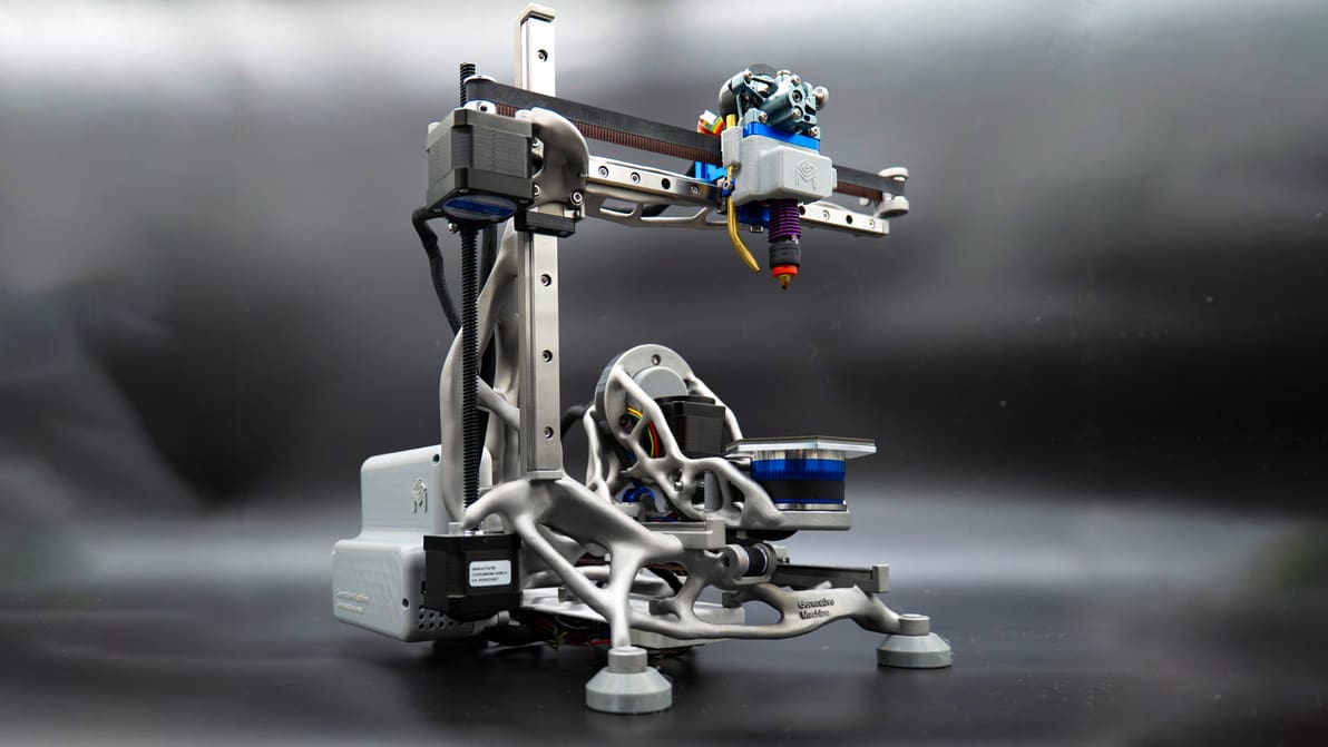 Imagen principal de Una nueva impresora 3D de 5 ejes con diseño generativo, compacta y lista para su escritorio