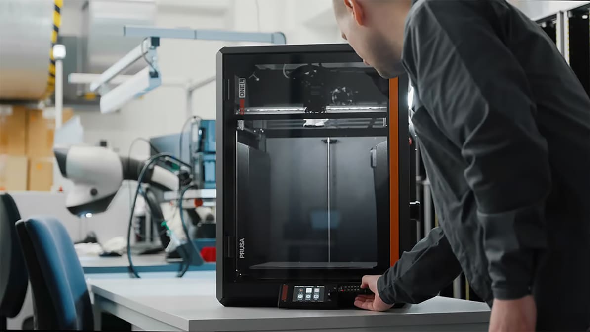 Imagen principal de Por qué Prusa acaba de eliminar el Wi-Fi y las cámaras de sus principales impresoras