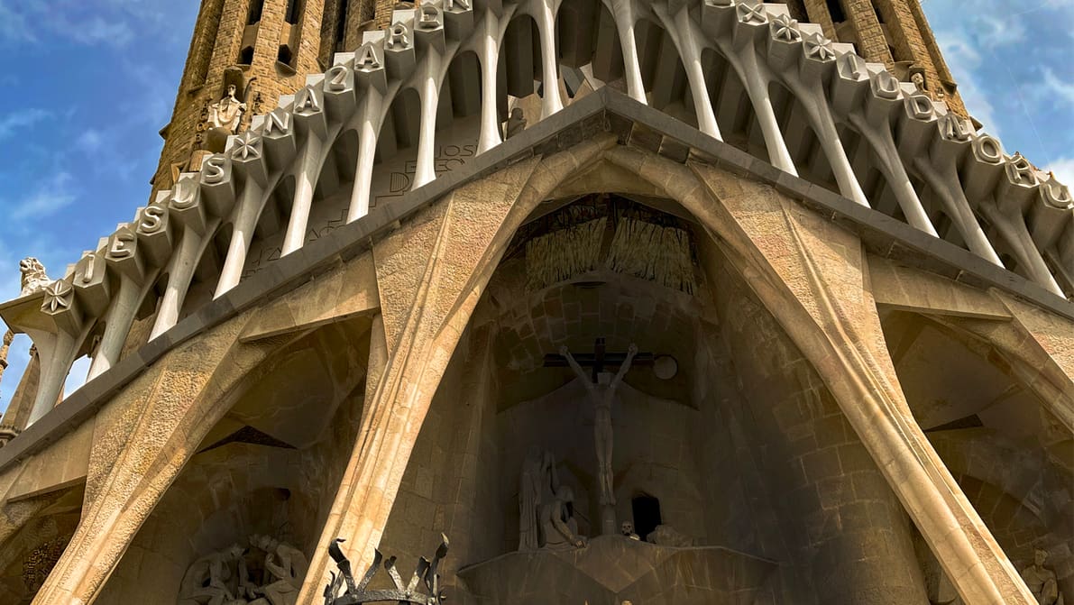 Featured image of The Brilliant Geometry Secret Behind Gaudí’s Architecture & Your Next Support-Free 3D Print