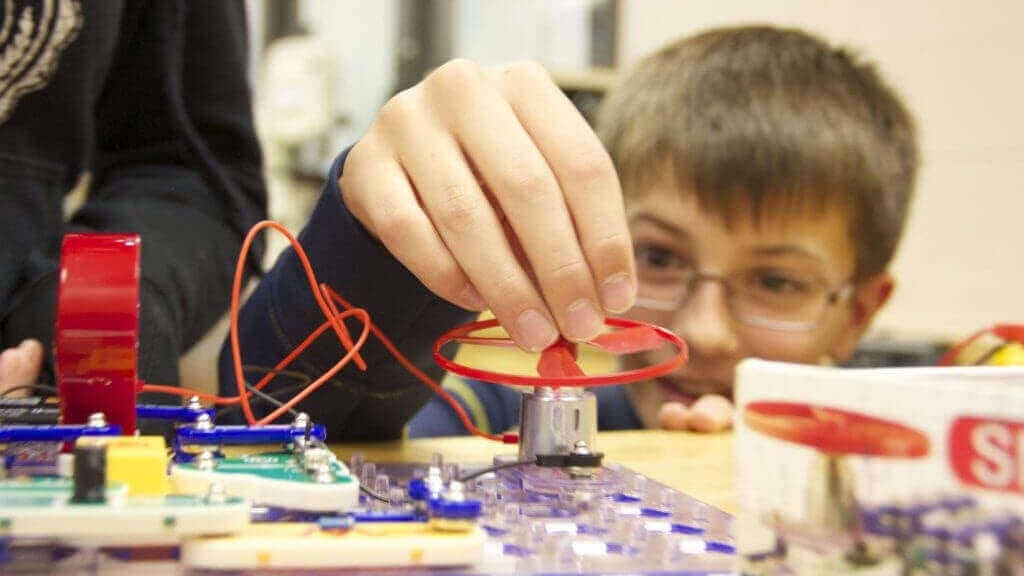 Featured image of 6 Ways 3D Printing Improves Education at All Levels