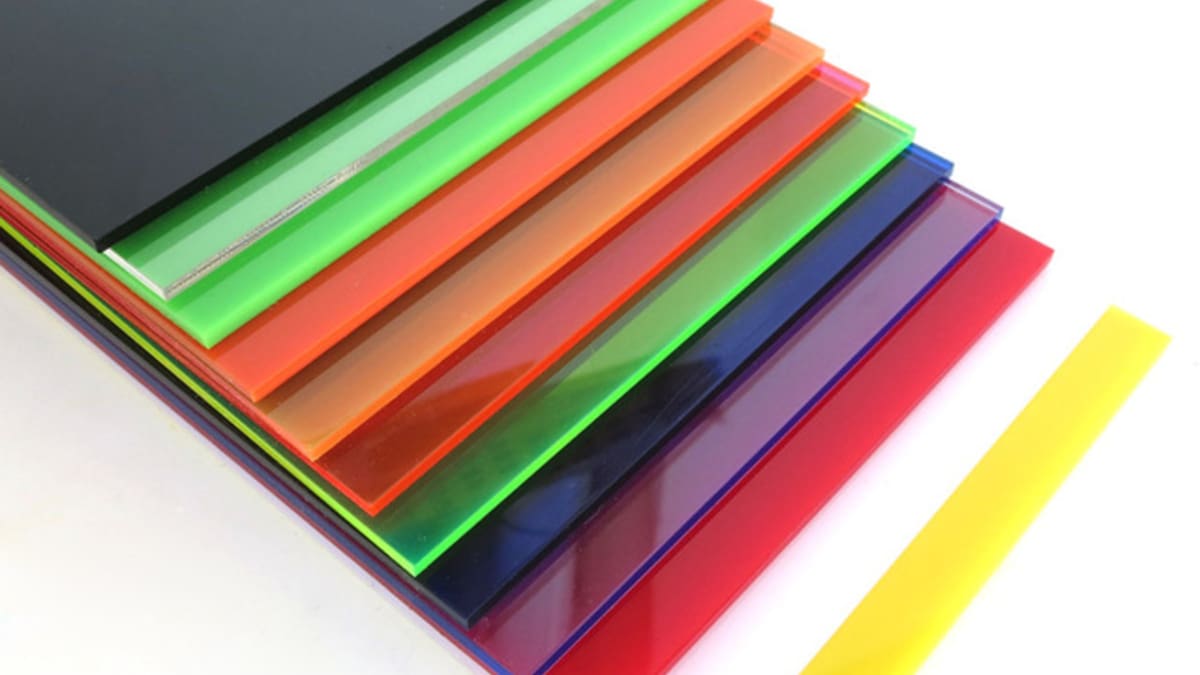 Featured image of Cutting Plexiglass: How to Cut Plexiglass – Simply Explained
