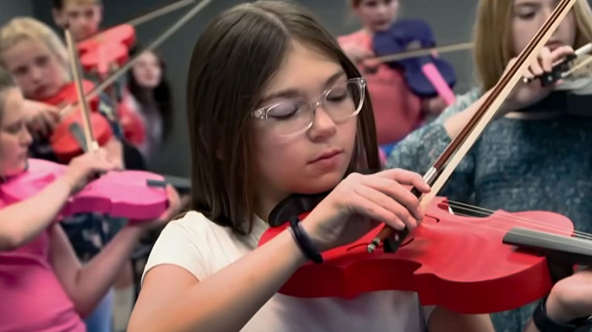 Imagem de destaque Esta escola imprime violinos em 3D por apenas US$ 50 cada, para que todas as crianças possam tocar – veja como