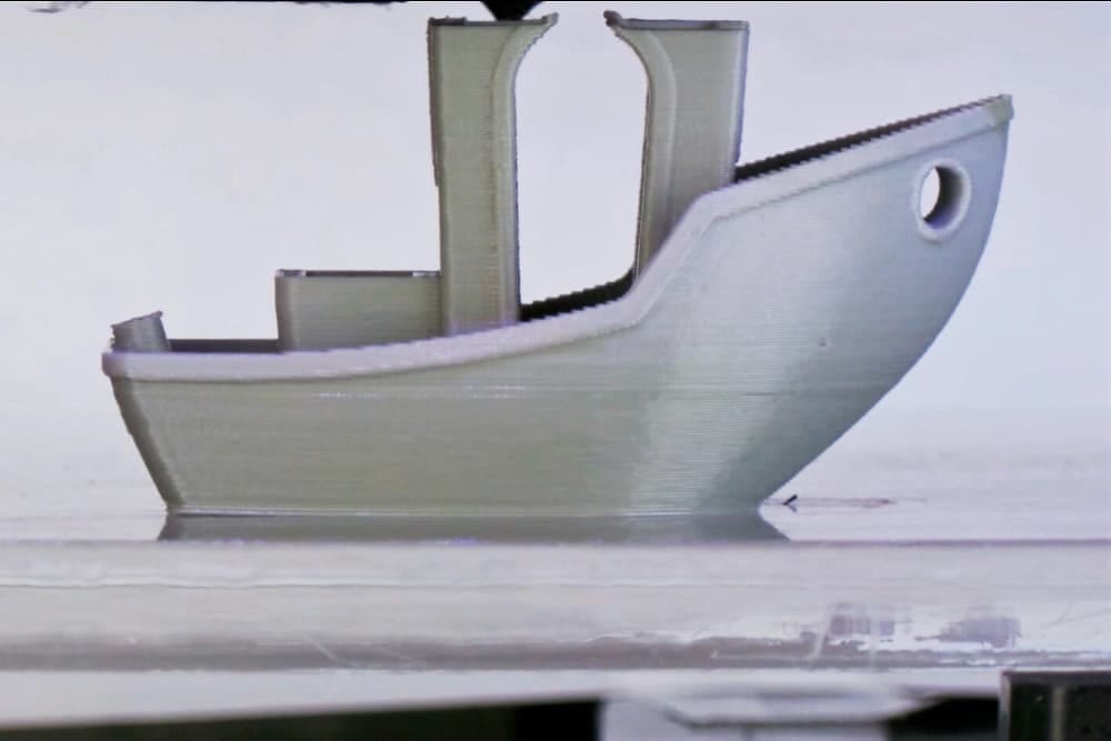 A beautiful Benchy printing in PLA.