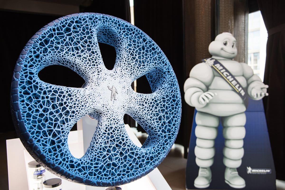 Inflatable man presents airless wheel.