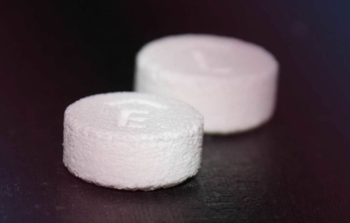 The active ingredient is deposited in layers, which are joined together using a binding agent.