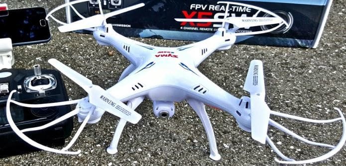 The Syma X5 can be controlled with an app for up to 50 meters.