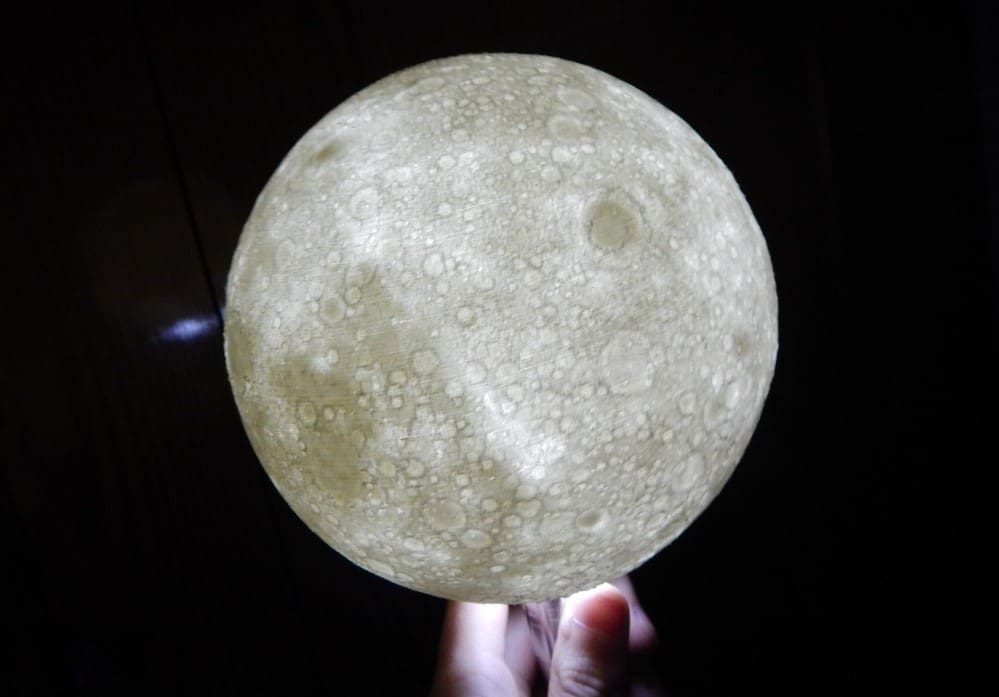 When lit in the dark, our moon model exhibits a spectacular lithophane effect.