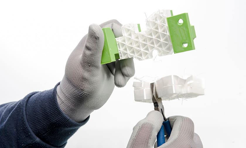 Ultimaker Breakaway supports being removed.