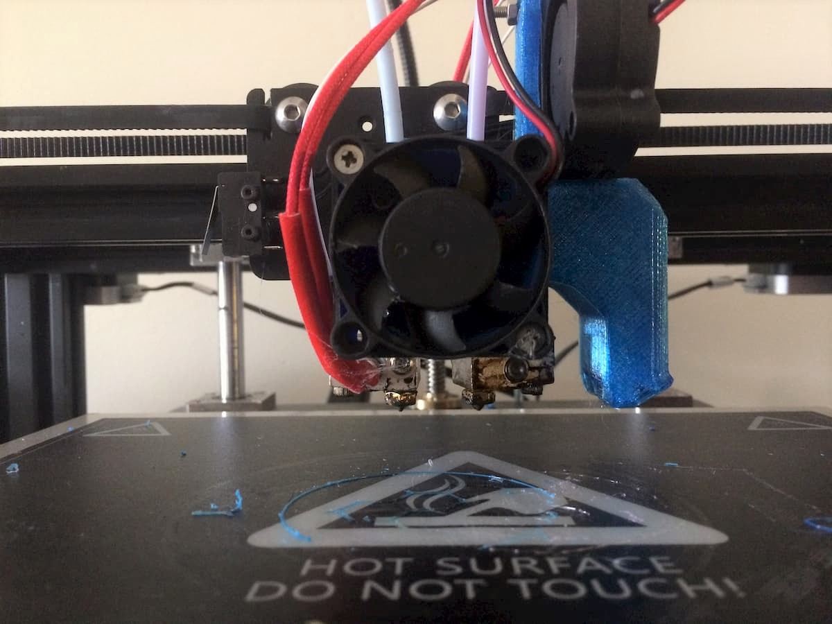 This DIY dual extruder has two independant nozzles for printing