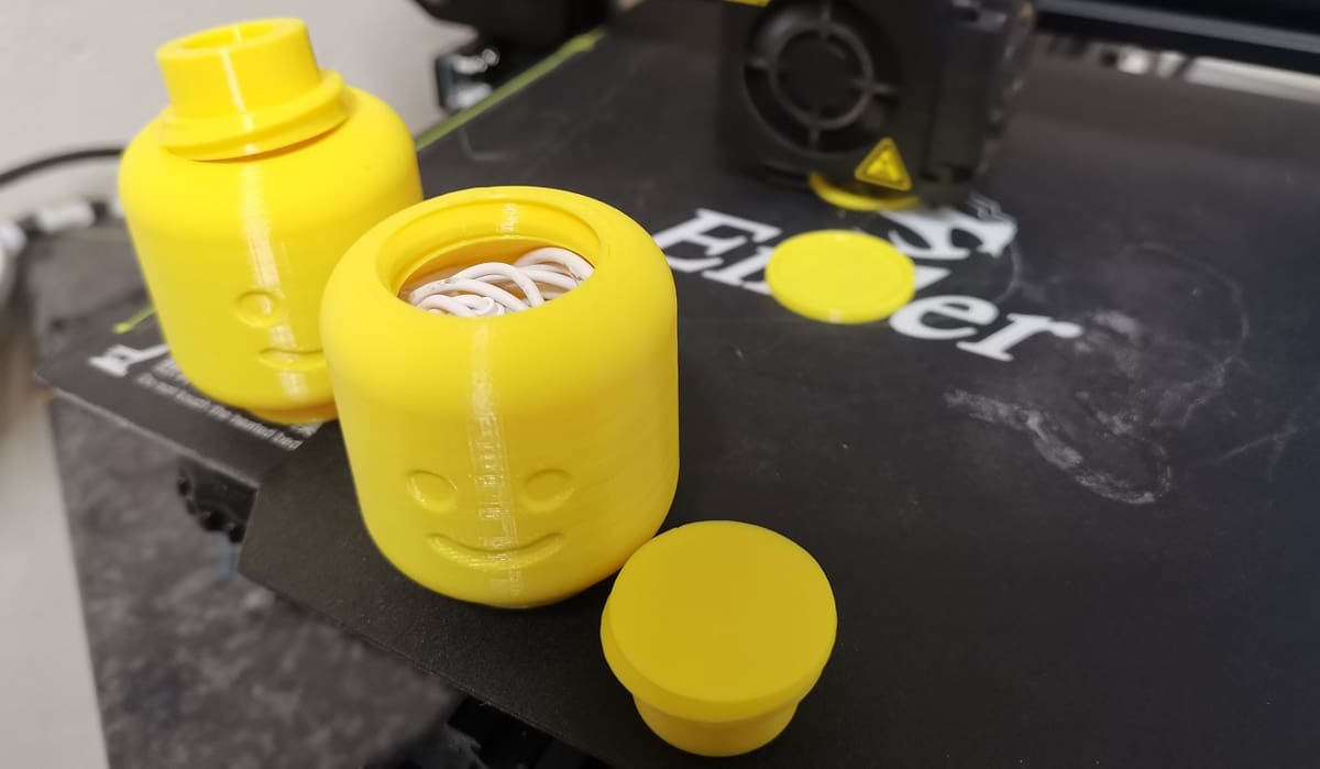 This model has an optional fitted lid