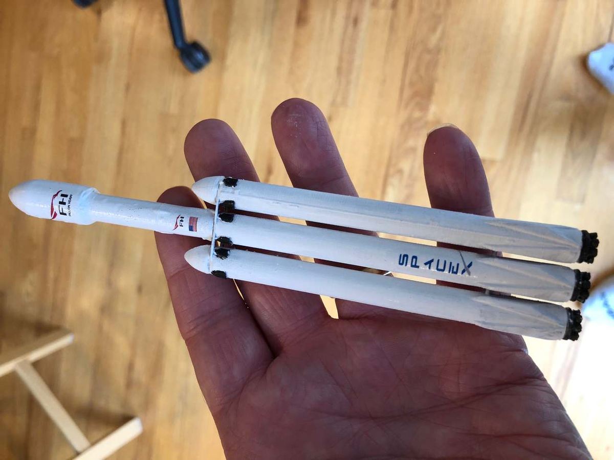 A 1/400 print of the Falcon Heavy