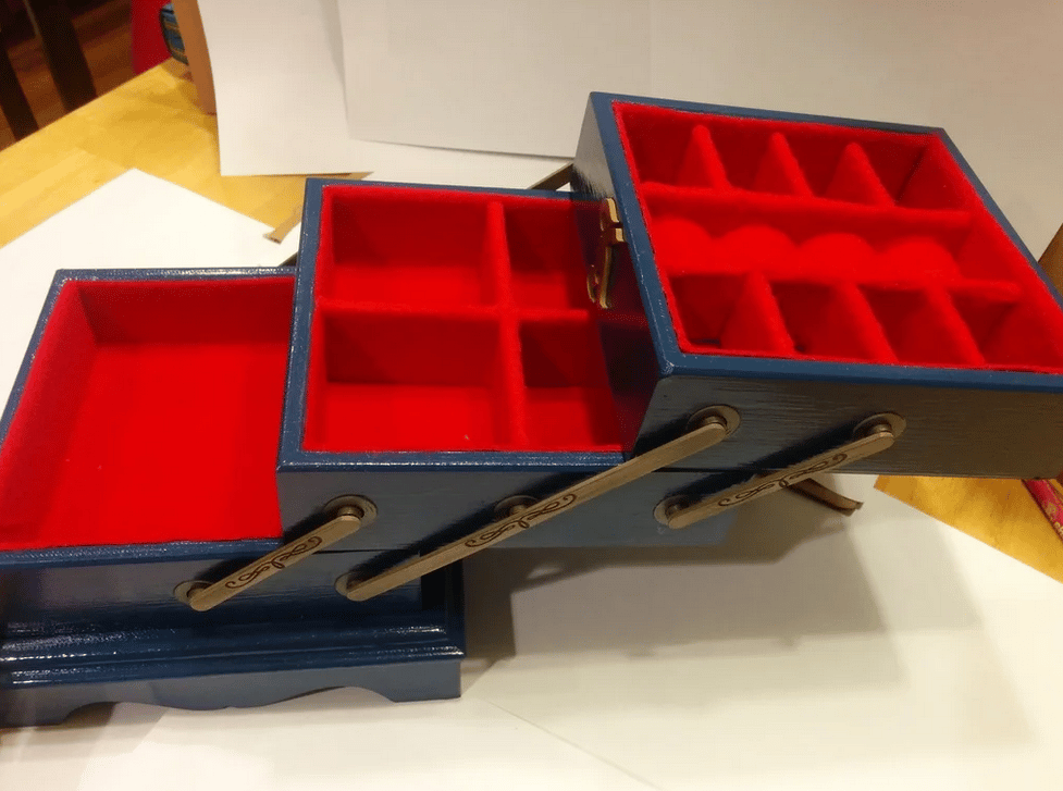 There's three layers of compartments for small and big pieces