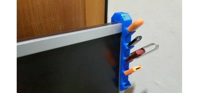 This desktop hanger can be very convenient