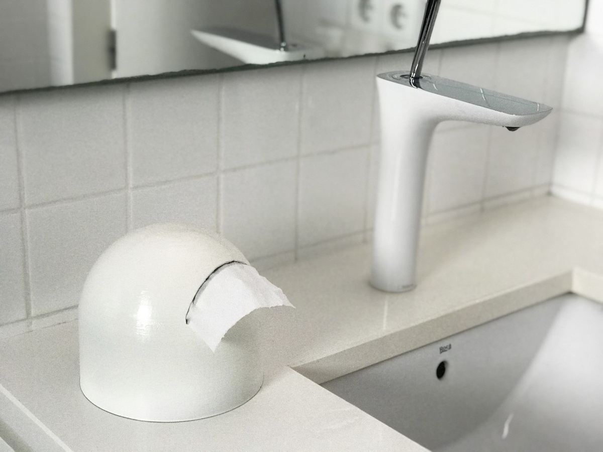 An elegant roll holder that is also easy to put together