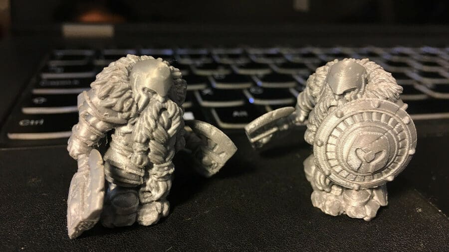 The figure on the left is visibly smoother, with layer lines just 0.04 mm thinner