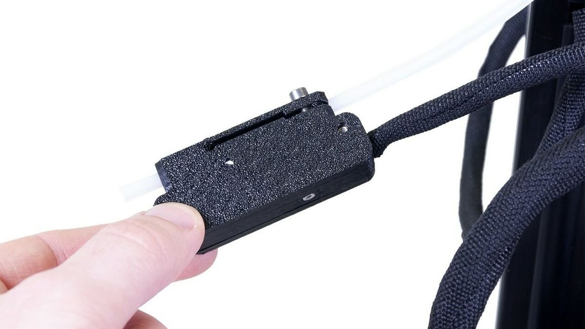 The IR filament sensor detects filament passing through