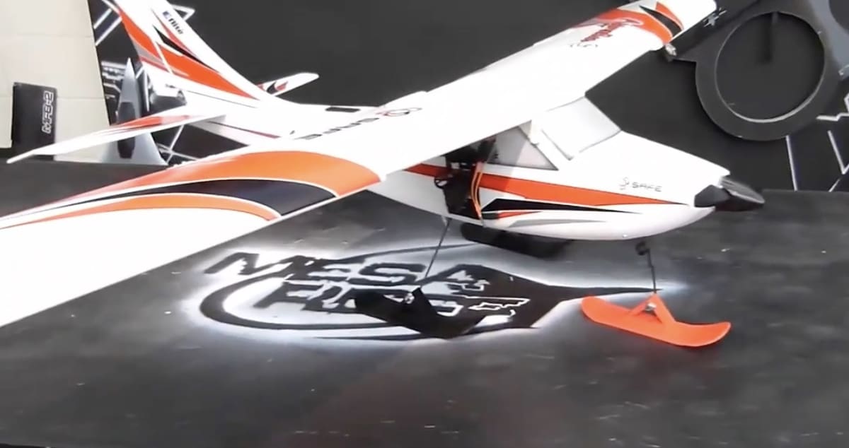 Airplane skis make landing easier for RC planes