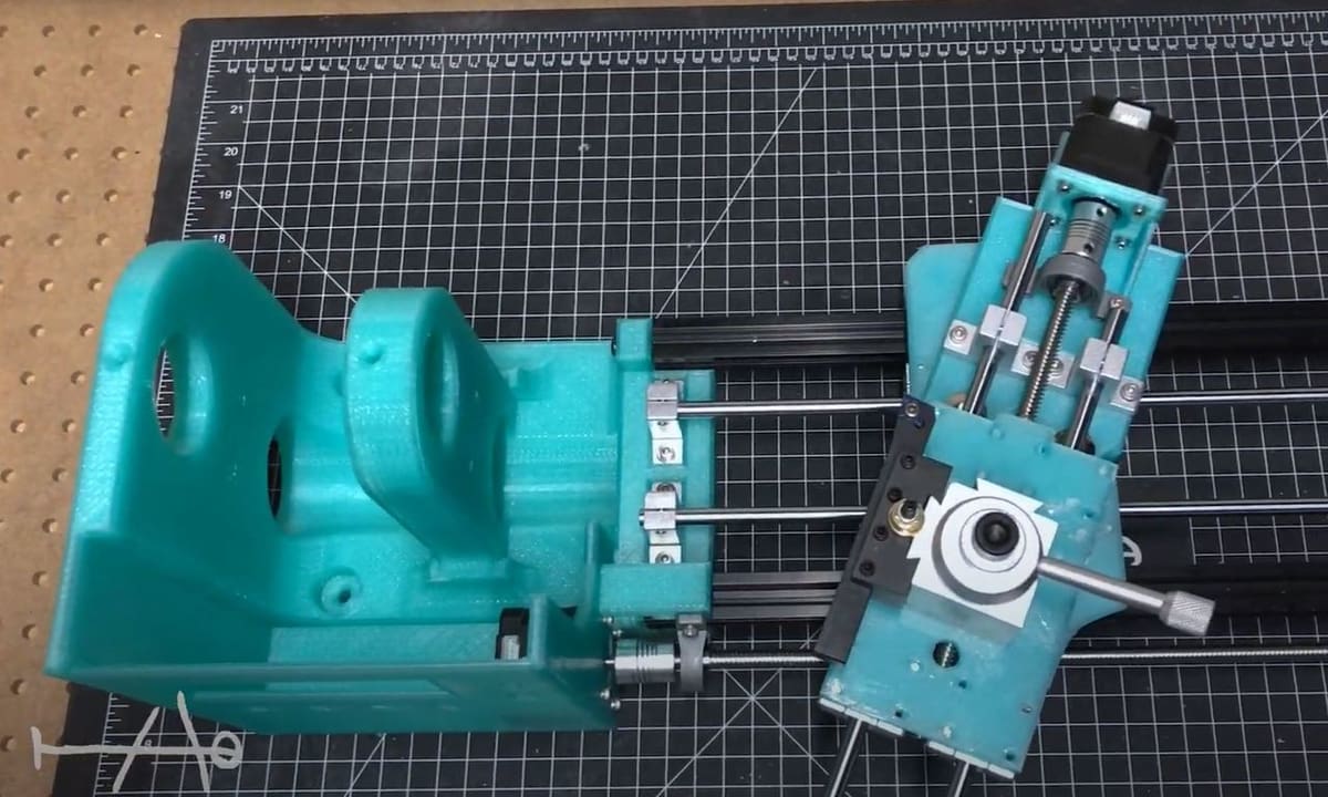 This lathe uses a stepper motor to work