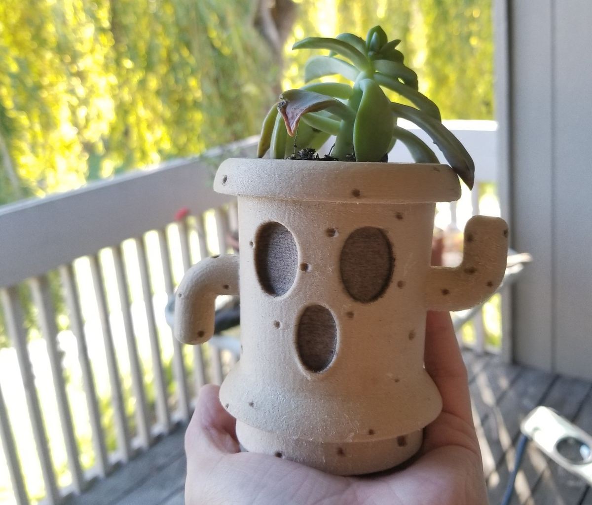 This plant looks very comfy growing in its gyroid planter