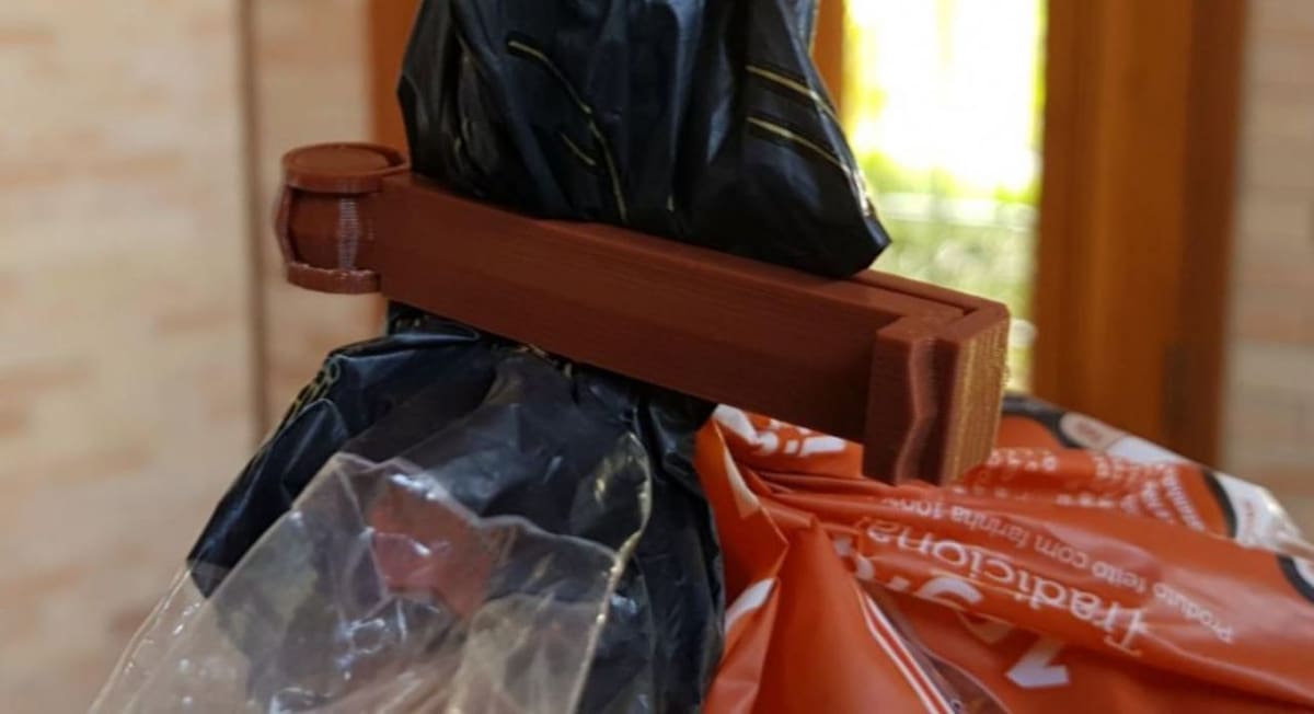 This bag clip should snap together when closed