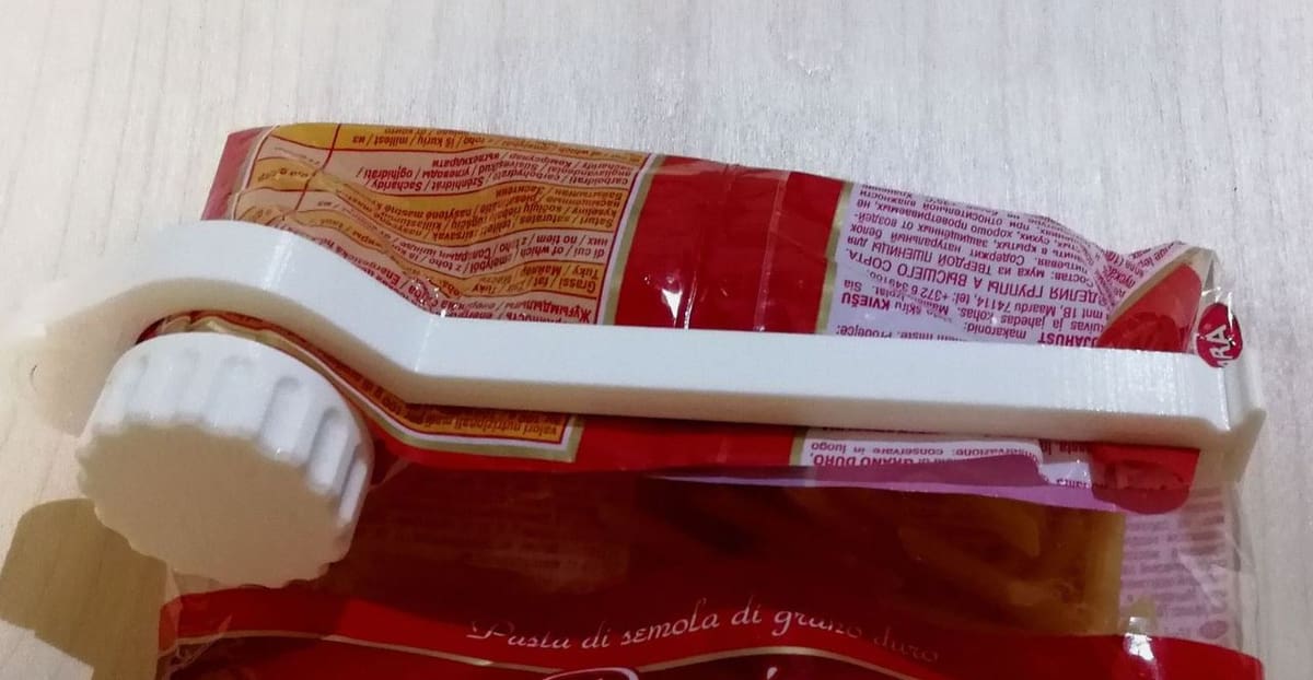 This bag lid is made up of three parts, one of which is a print-in-place piece